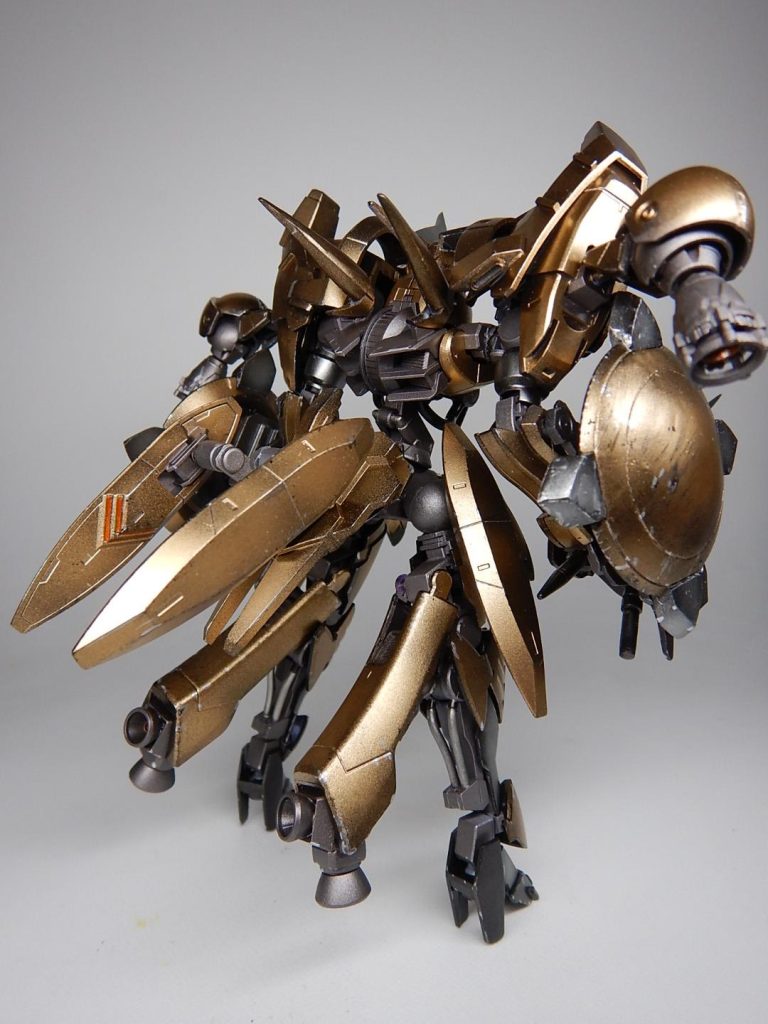 1号機の余りパーツに加え、1/100キマリストルーパーのパーツで肩部やスラスターなど作ってみました。重心がかなり上になってますが、なんとか自立できます。