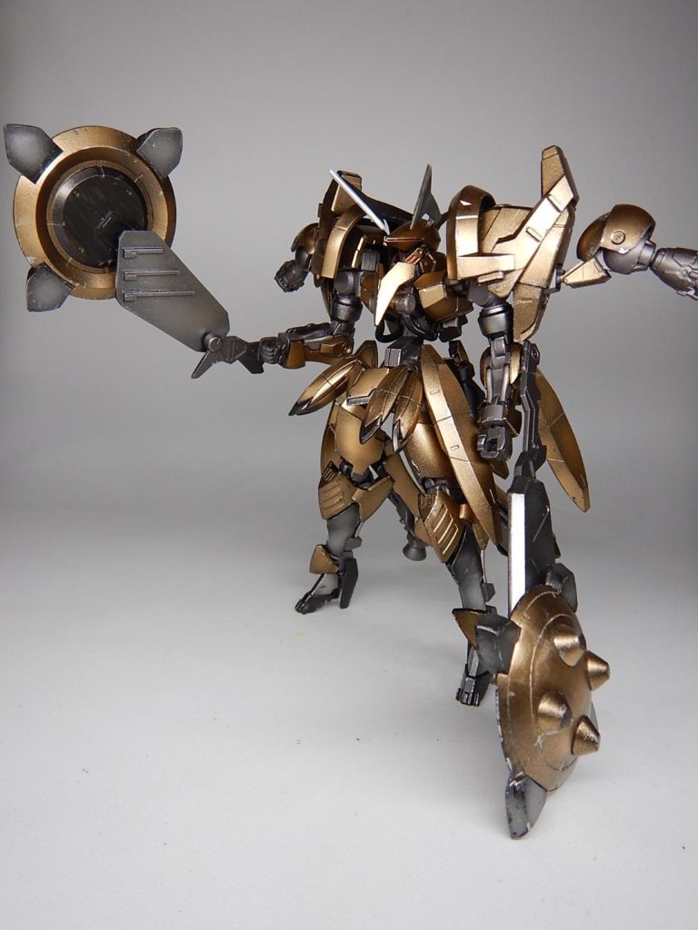 スピア射出後はシールドをハンマーとして殴る。