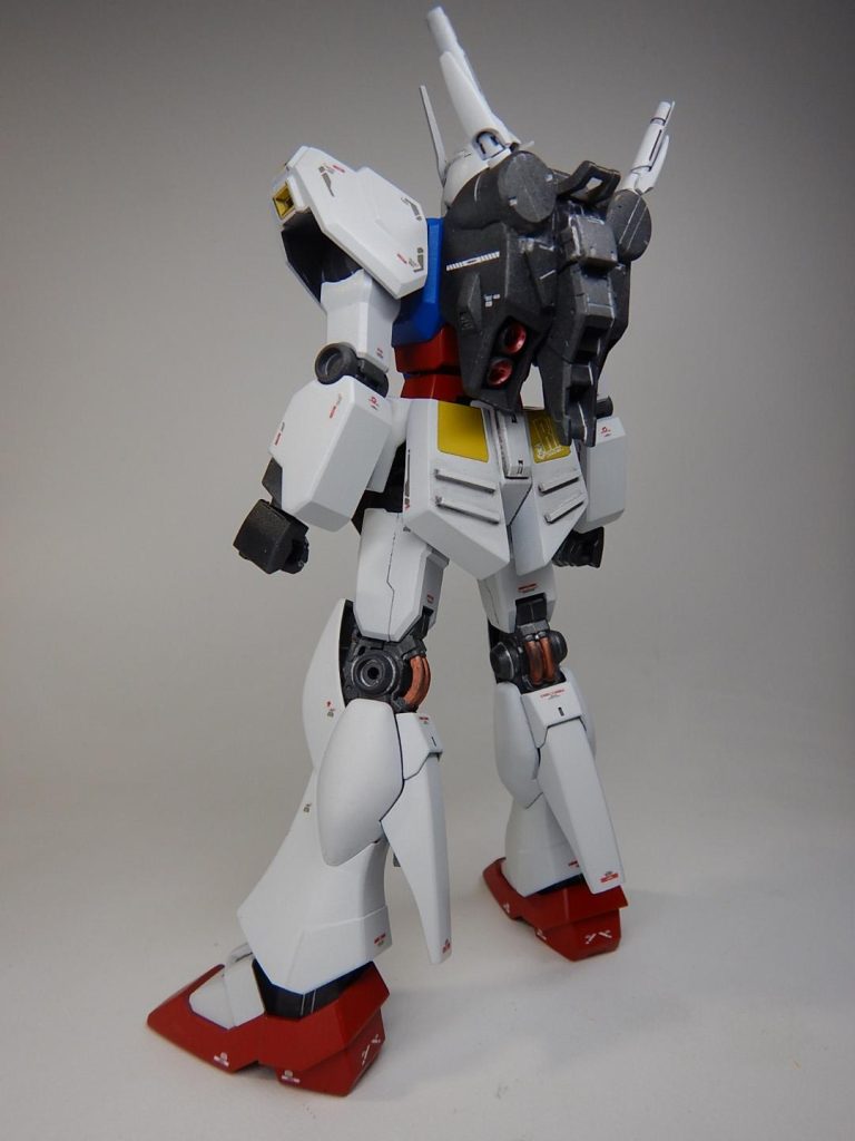 バックパックもニコイチでビームサーベル2本差し。パテでの修正が大変でした。腰アーマーを長過ぎたのでカット。ふくらはぎのバーニアカバーを修正。