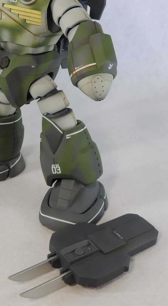 本来の3本爪の基部をプラ板で塞ぎ、リベットのモールドを追加。クロー・シールドの接続はネオジム磁石を使用し、小気味よくカチッと取り付け。