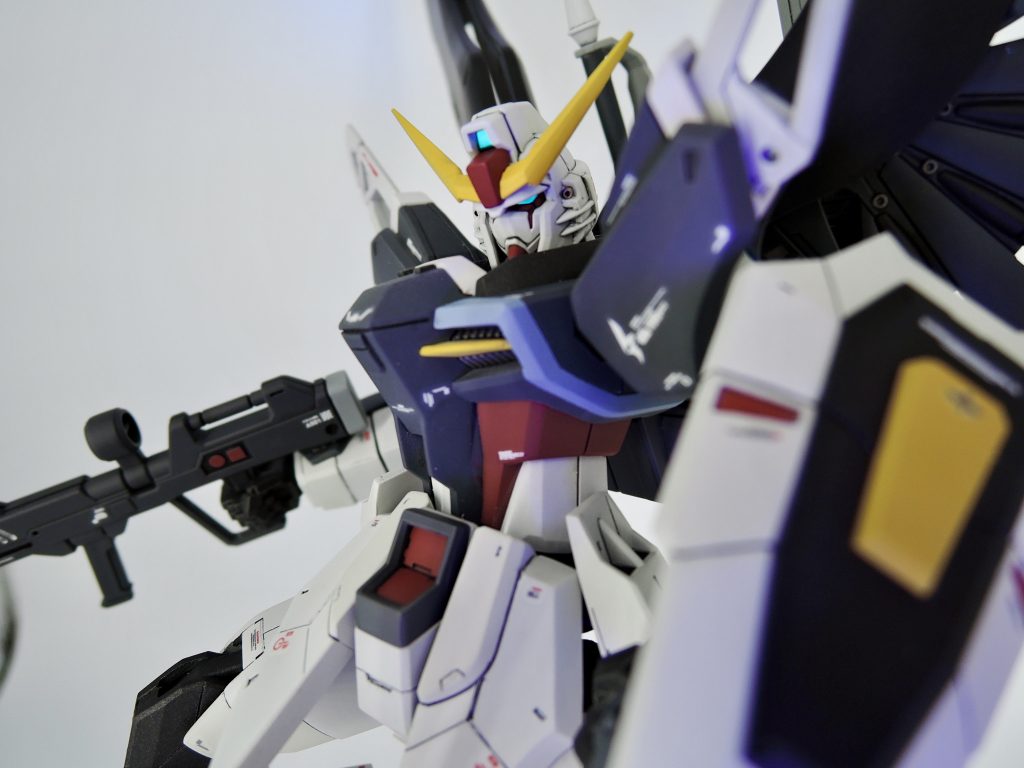 アイパーツや各種エフェクトパーツは蛍光塗料で発光します。