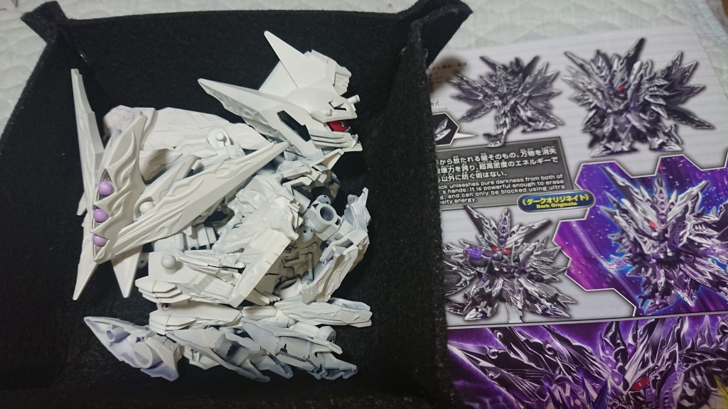 サフ状態(一部塗装済み)ライトグレーといいつつも割りと白いです。