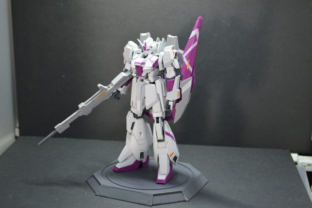 スマホだと誤魔化されてた照明のいい加減さが、カメラだと設定が甘いと露骨に出ることを学びました。Zガンダム自体はストレート組み。黄色部分はシール。