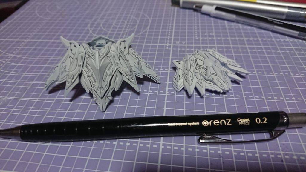 今回一番使った0.2mmシャーペンです。物がこれな為にかなりの替芯が犠牲になりましたがかなり細い部分もスミ入れみたいにかけるため、わりとオススメしたいです。という訳で塗り絵調「SDWH DSダークネスドラゴン」でした。ご閲覧有り難う御座いました！