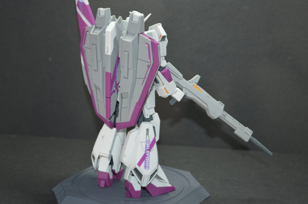 背面です。バインダーのパープルをシールを避けて調色して塗装。うまく調色できて、成形色にかなり近い色にできました。