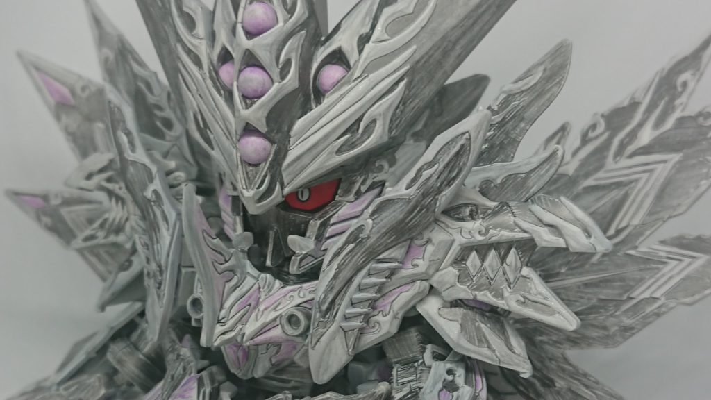 という感じなしょうもないストーリーで誤魔化したドミナントスペリオルダークネスドラゴン(以下DSダークネスドラゴン)でした。一言で言って塗り絵でした。せっかくなので悪役機に参加させていただきました。他の企画とも重ねて良いとのことなのでついでにSDコンにも参加w全体をクラフタサーフェイサー ライトグレーで真っ白にしてから色鉛筆+鉛筆(シャーペン)でチマチマと。それ以上のことはしていませんw