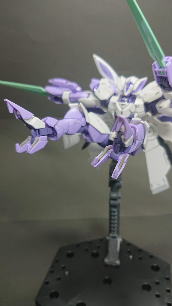 フットユニットの隙間にランナータグを切ってエッジを追加しています。