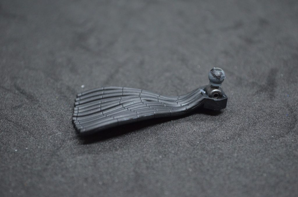 髪はキットのボールジョイントに加え上下軸稼働を追加。柔軟に動かせるようにしました。