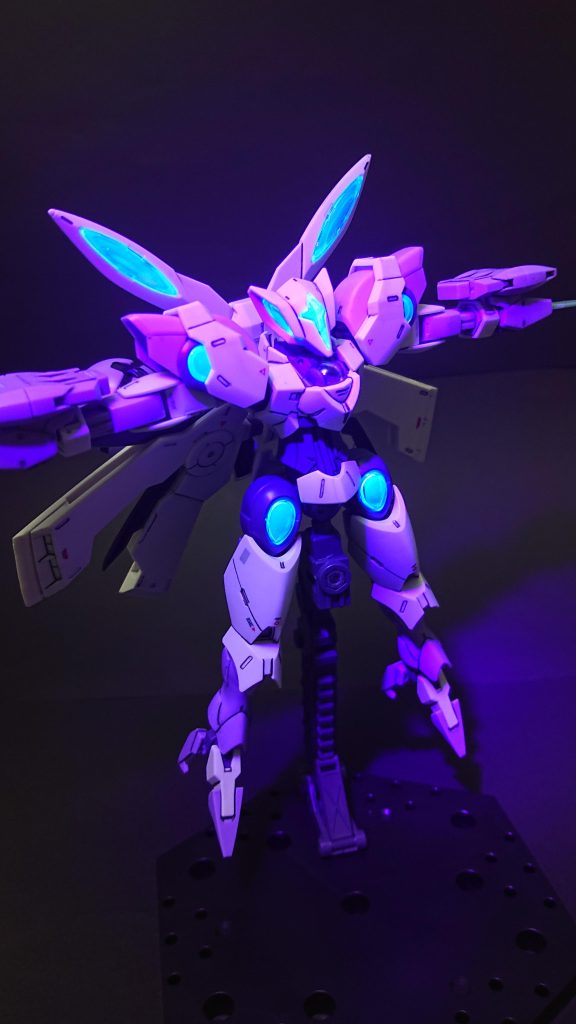 ミカエリス同様、クリアパーツを蛍光塗料で塗装しています。ブラックライトの光が良い感じになりました。