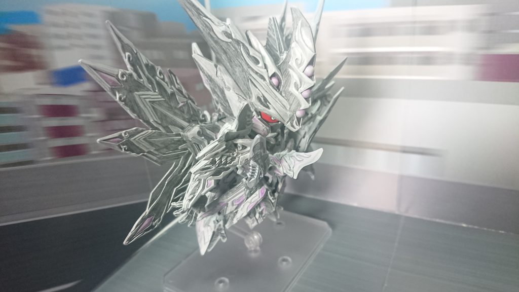 その夜、不思議なことが起こった。少年が描いた魔王達はスケッチブックから飛び出し、まるで本物のように動き出したのだ。魔王達は街を飛び回り、破壊をしはじめて大混乱となった。