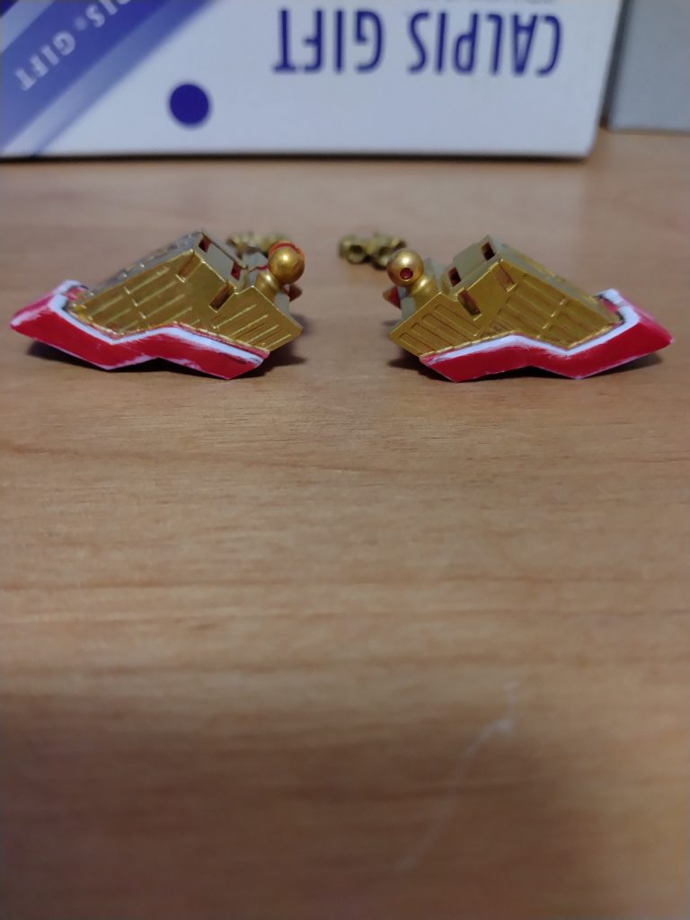 肩の赤い部分は幅を広くするために、旧キットから拝借してます。