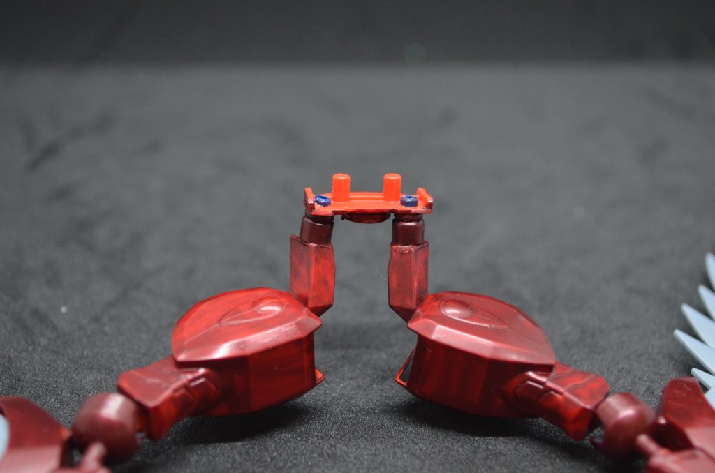 羽の基部。パーツが薄く小さいため無理やりですが、回転可動を追加しています。