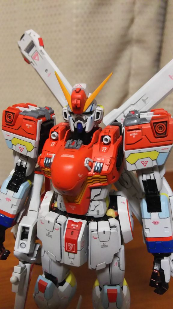 70代のアムロが乗るにしては派手なカラーです。仮グミをバラそうとして、腰のABS樹脂のボールジョイントが外れなかった記憶があります。