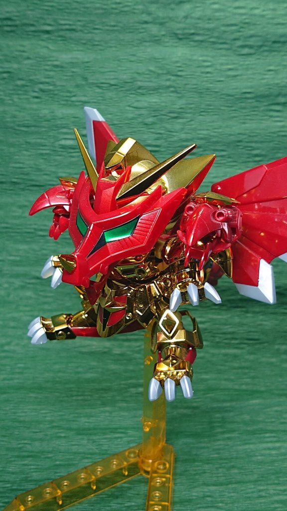 組み替えてドラゴンモード。このキットに合わせたクリアオレンジの台座とか、金色を補うゴールドのシールとかLEGEND BB の中でも特に高額な理由がわかるキットですね。