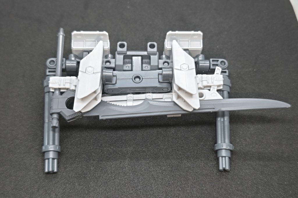 パワードアームズストライカー。ウェポンラックとしての側面が強く、それらを背負ったまま動けるよう追加の推進が積まれている。ラックに何を搭載するかは使用者の好みが大きく出るという。こちらはこんな感じで。ご閲覧、ありがとうございました。