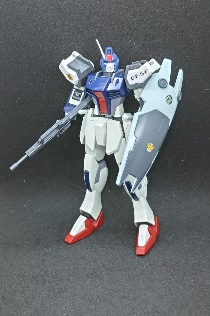 実質的なプレーンな仕様。ジムカスタムの手首をそのまま接続、シールドは先日の旧ダガーディフェンサー同様の微加工接続となっています。デカールはロンド・ベル系のと連邦系EXデカールを組み合わせて貼ってみたり。