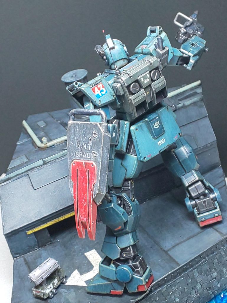 皆様、おはコンバンワ。件のインボックス陸ジムがなんとか完成しました。結局、デカール貼りました。インボックスのルールをひとつ破りました。m(__)m実はそれとは別に影のルールとして“今月中に出来るかな?”というのもあって正直、突貫で稚拙な部分も多々あります。最後のクリアー吹きが、かぶり気味になってしまう(あとで確認したら湿度75%だった(´д`|||))トラブルもありましたが、ウェザリングで ごまか……もとい、修正して完成としました(笑)ヤバかった………( ̄ロ ̄lll)