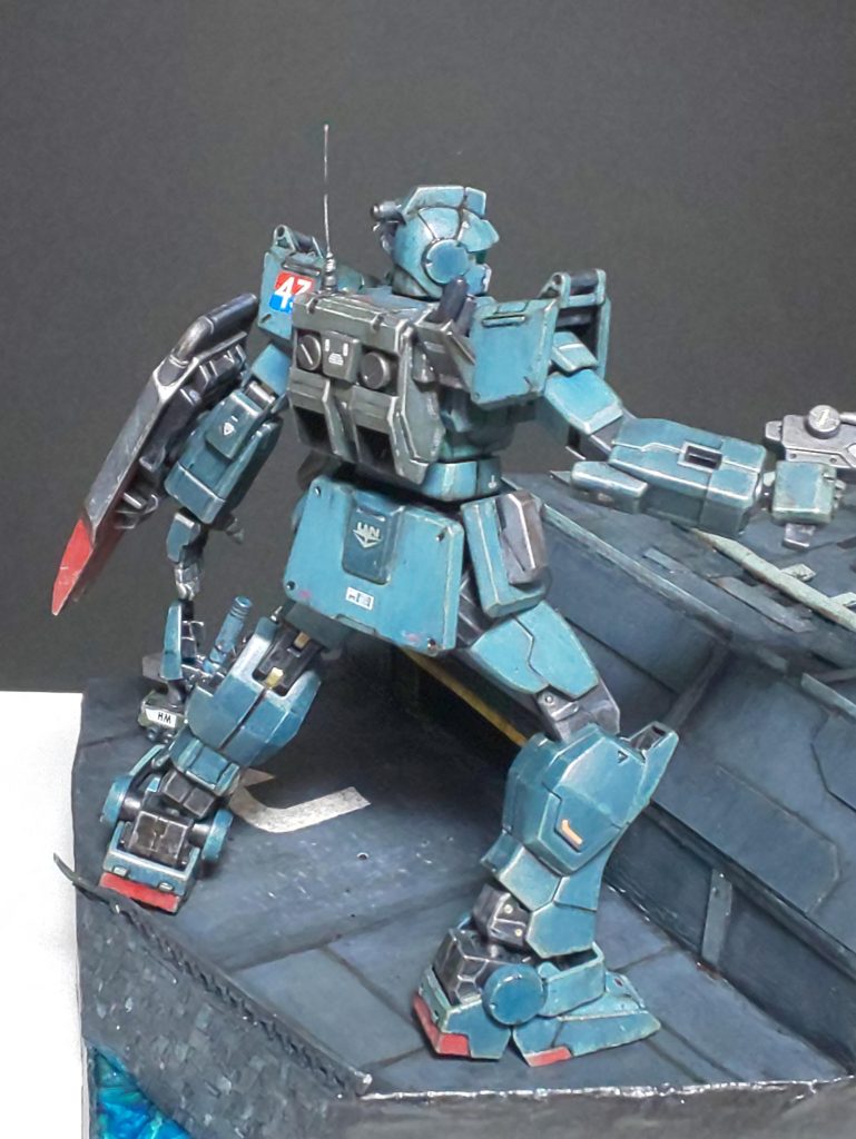 「よもや、刀を抜くことになろうとはなぁ。」陸ジムは愛刀『コジマ』に手をのばし、迫る鬼たちに きっ!と眼光(測距センサー)をとばし、両足を踏ん張って一撃必殺の閃撃に力を込めたのじゃった。