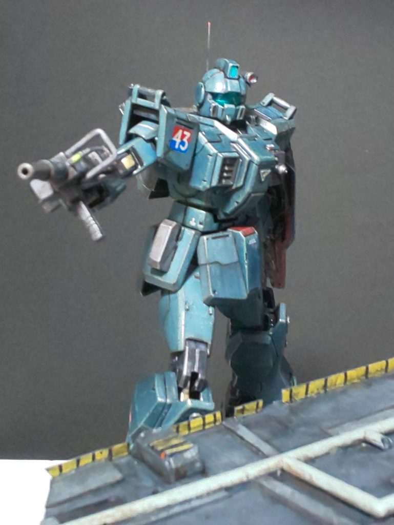 「おい!そこの鬼どもぉ、それ以上は このわしが許さんぞぉ!」あの陸ジムじゃった。彼は鬼たちに攻撃したものの、めっぽう動きが速く、あっという間に近づかれてしもうた。