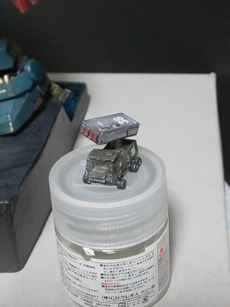 おまけのミサイル・エレカ。箱製。窓はランナー入ってた袋。タイヤはランナー輪切り。全体に木工ボンドや塗料でガチガチにしましたが、車体に梁が入ってないので柔いです。ダンゴムシくらいの固さと言えばわかりますかね?(笑)