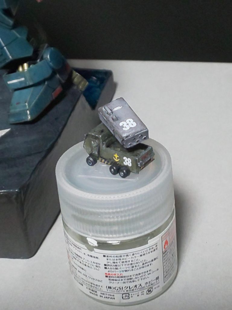 エレカもう一枚。なんだかグリコのオマケみたいで哀愁を誘います(笑)以上、インボックス陸ジムでした。箱切りの寸法間違えやベースの変更等で台の方は目も当てられない程の雑な出来となってしまいました。今回はパーツの入ってた袋で水を表現してみたのですが、パリパリビニールでは なかなか難しく、青色塗ってごまかしてあるザマス。さて、こうして見るとHGUCの陸ジムも外観は悪くないなと思いました。設定画とは違うけど。あと、コクピットハッチは旧キットのように別部品にして欲しかったなぁ。中身無くてもいいからさ。