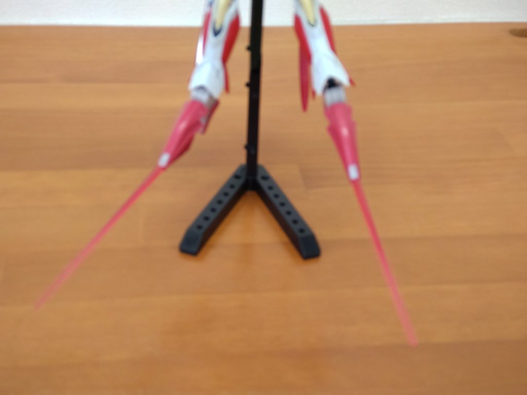 両手防がれても、ところがぎっちょん！足からサーベル