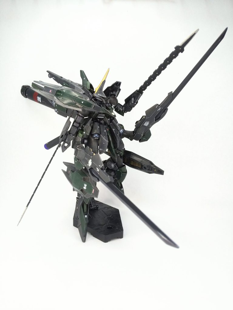 …頭変えただけでなんか騎士っぽい雰囲気にw武装差し替えで銃とか持たせてバウバージョンも作ってみても面白いかも。