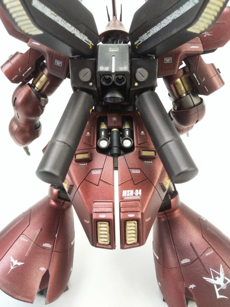 初めてエナメル筆塗りで細かい部分を塗り分けた作品。スジ彫りやプラ板貼りはMGやRGを参考に、パッと見HGに見えないようにと。(だし、RGの肩が開くギミックはそんなん元々無いやん…と思ってる派w)
