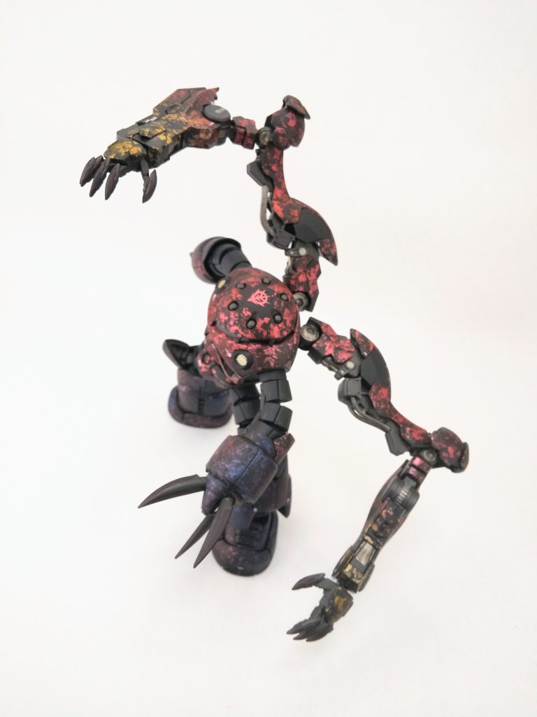 初めてのラップ塗装をグラデーションで。頭のテッペンのジオンマークもラップ塗装と同じ要領で白デカールを埋め込み。塗装が語ってくれるのでデカールは少なめ、スジボリに至ってはゼロw