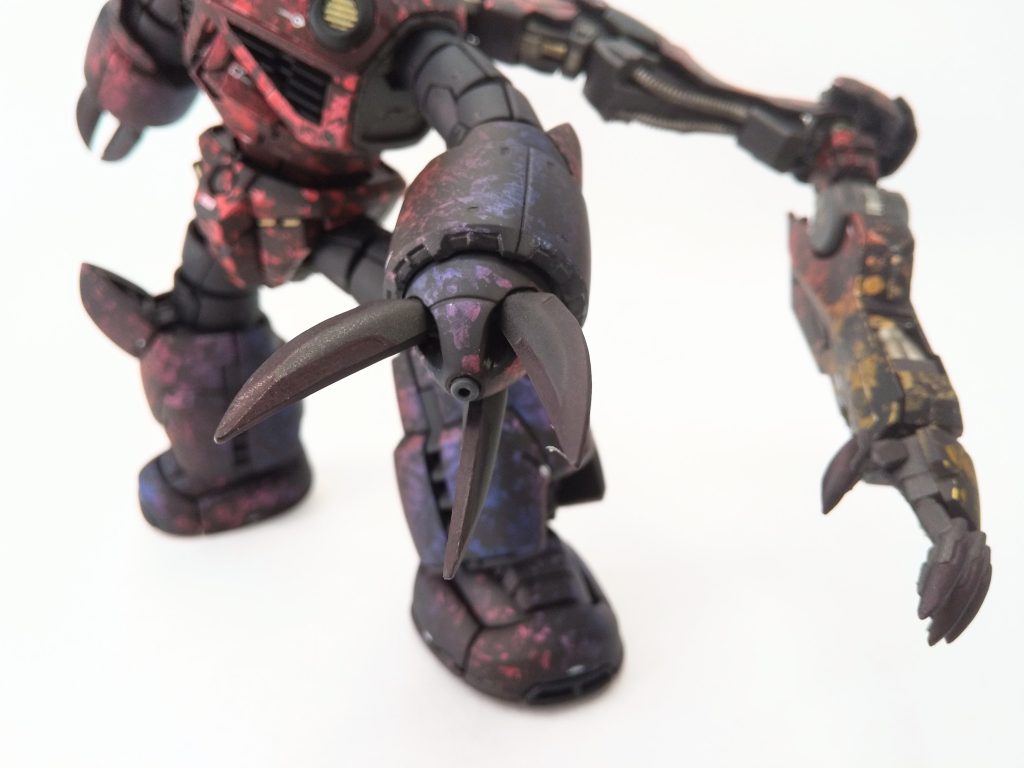 クローはダークグレー系の上にクリアレッドを筆塗り。錆のようにも血糊のようにも。ルプスレクスの悪魔的なイメージをズゴックにも落とし込み。