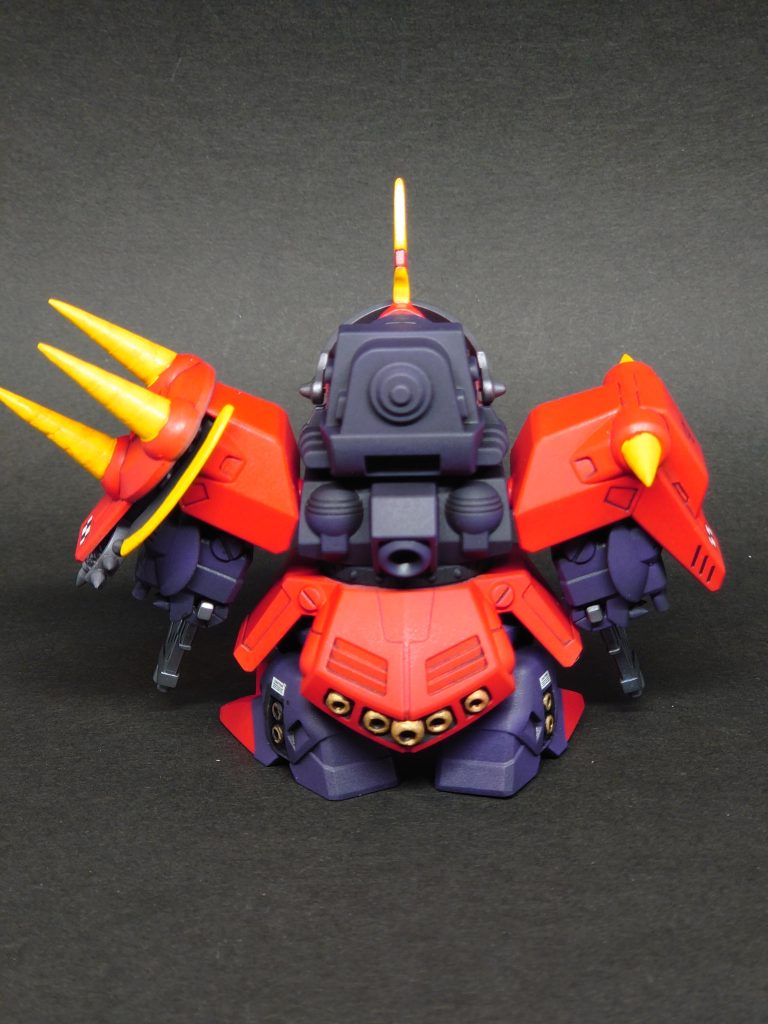 斧は左腕に収納するようです。