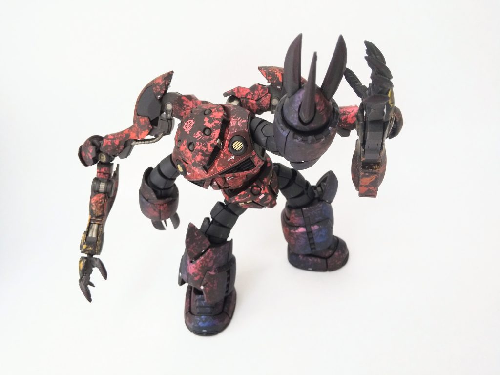 当初はガンダムのコクピットをちゃんと抉り貫いて、首からも引きちぎったケーブルを垂らしたりとかしようと思っていたんですが、ヤラレ役のつもりで作ったガンダムが、思いのほか出来がよく壊すのが勿体無くなりw 画像加工でお茶を濁すこんな形になってしまいました。( ̄▽ ̄;) 初志貫徹難しいw撮影背景は手持ちの服。