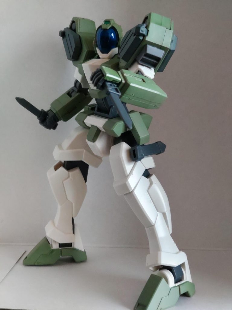 コンバットナイフを持たせることがヘビーアームズの手首では出来なかったため、ジェノアスの手首を使用。違和感もないので一安心。