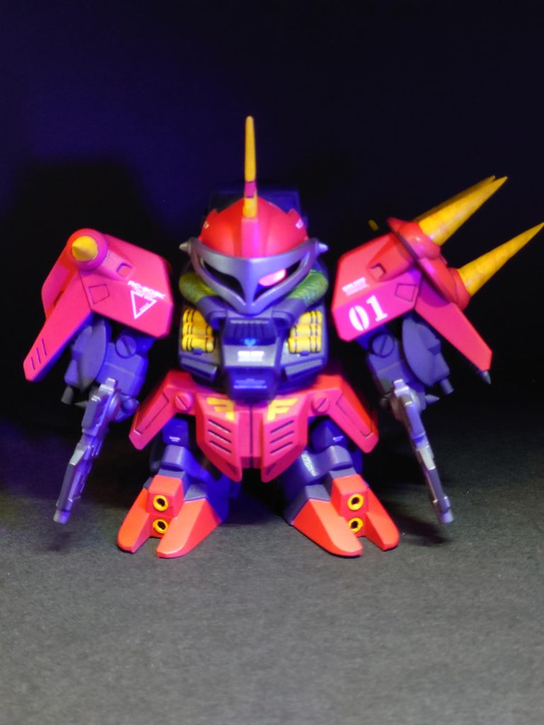 モノアイは蛍光塗料で塗ってみました。