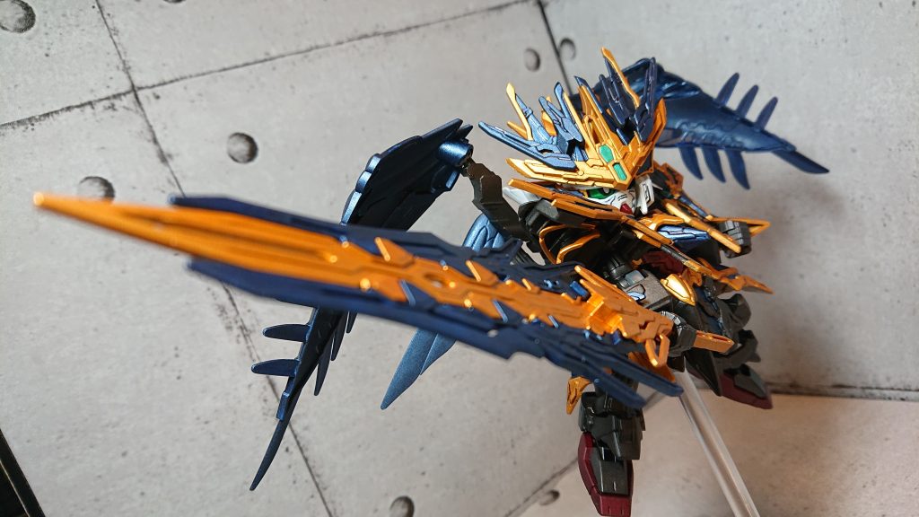 肘膝に可動軸があるため、剣の両手持ちは出来ませんがかっこよくキマります。