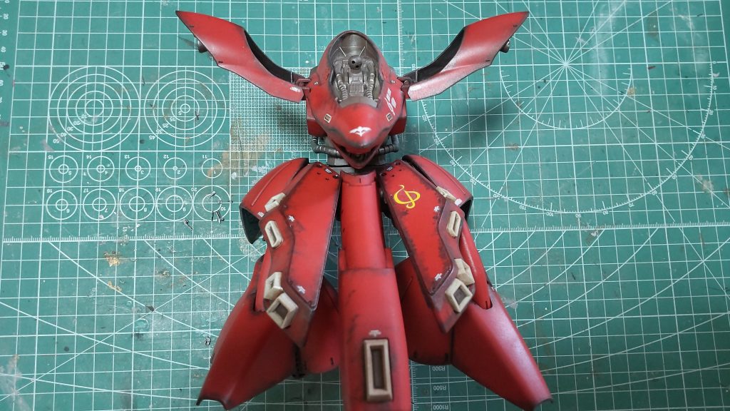 “異形さ”を出したかったんで、腹部をメガ粒子砲と干渉するギリギリまでカットして、腰パーツもハの字になるように調整してみました。