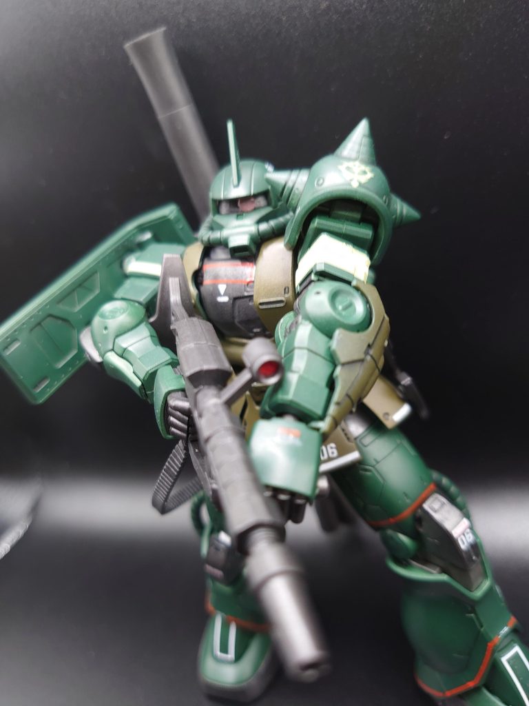 この「ORIGIN版」のザクは個人的に一番好きです。フォルムもかっこいいですし、何より武装が豊富なのが最高です！特にベルトリンク式のザクマシンガンが渋い！