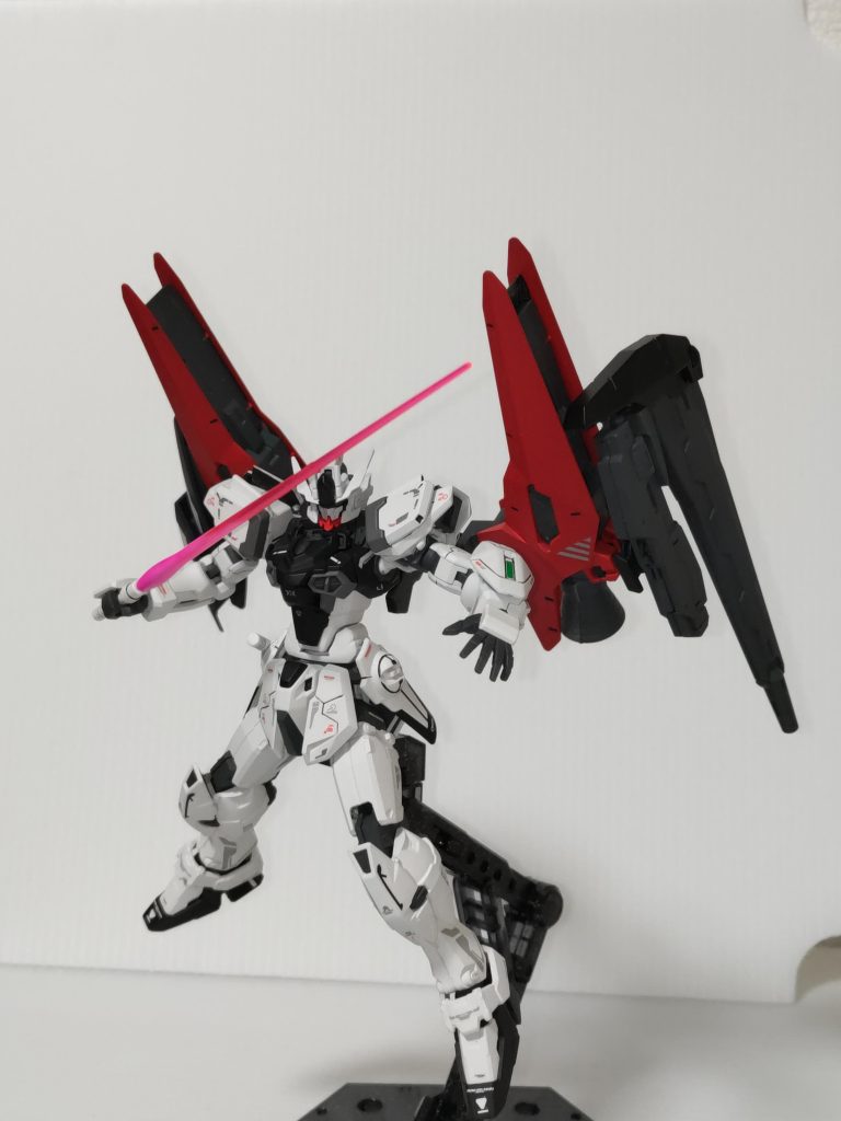 腰のビームサーベルで、近接戦闘にも対応可能