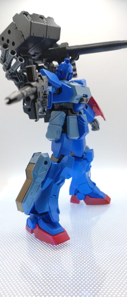 足のフィンはなんかこういい空気吸いながら地面をホバーするのではないか感を出したかったのでつけました。ビームサーベルは多分どこかにあります。