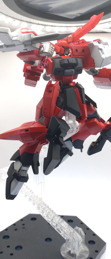 ポーズと言うかパースが固定されがちなのはまあデザインとして仕方ないなと。二次元の嘘って偉大だなとも。