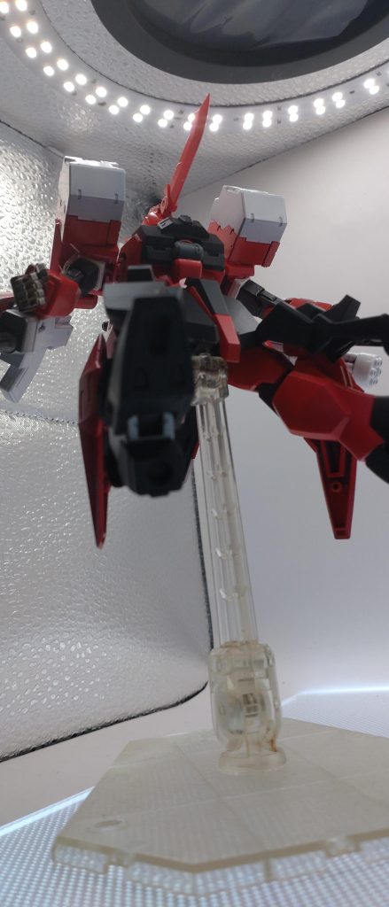 赤いツノ。コレで切り払いをする……? コレを自由落下で当てる……? 四肢をもがれたのにこのツノで敵機の首を狙う(漫画版)……?狂っててすき(思考放棄)