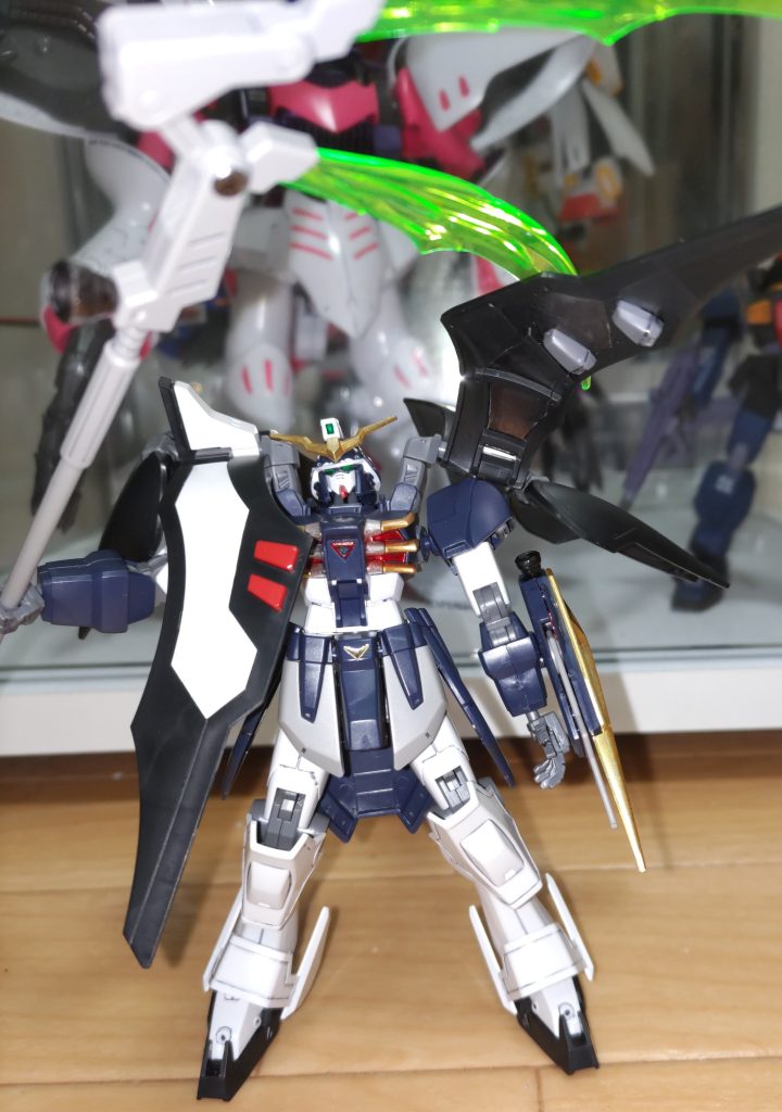 イエローをホワイトゴールドにしたのと、胸の肋骨をシャインシルバーにしました。奥をシルバーはみ出てガジガジしたのをごまかそーとロイヤルメタレッド塗りました。