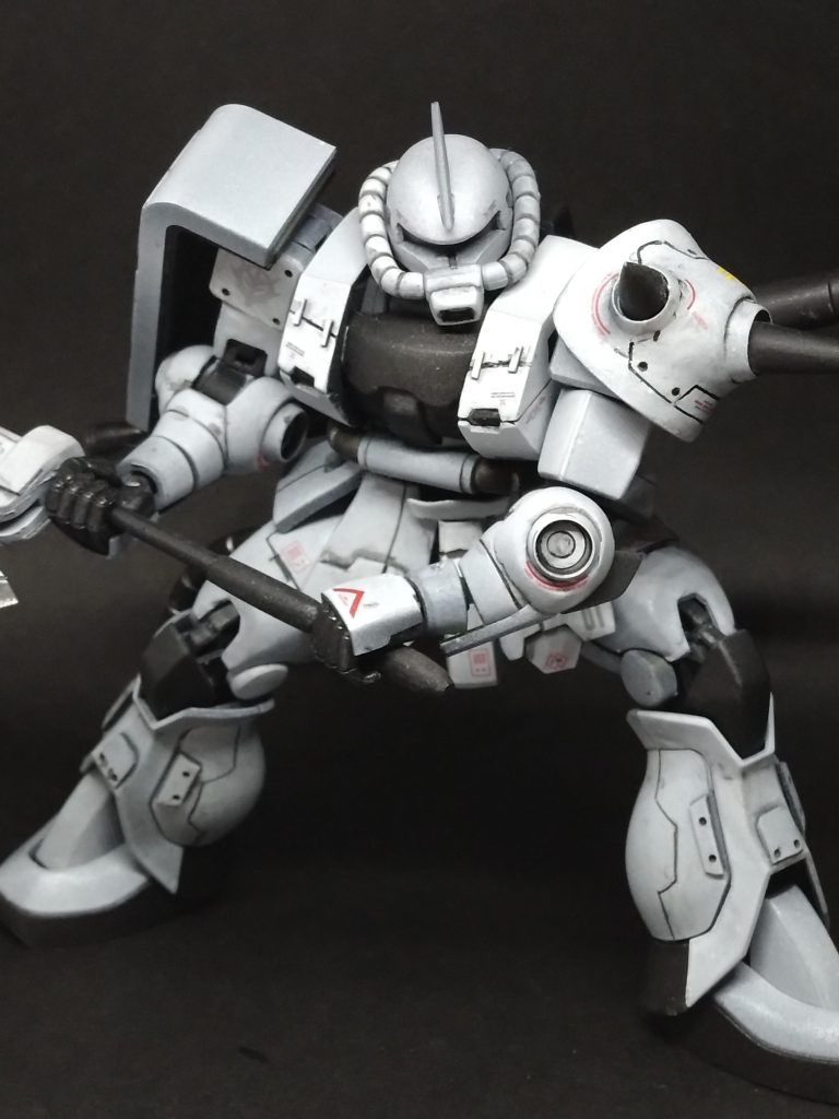 全体的にドッシリ感をもたせたかったので、殆どのパーツを数ミリ太くしてます。顔はひさしを少し下げて悪顔に、モノアイ構造を作成しクリアプラ板でシールドをつけました。(またしても構造は見えなくなりました)排気口も一回り大きくしました。胴体はコクピット、胸部パーツ全体をパテでボリュームアップ。肩アーマーも一回り大きく腕もパテで太くしてます。太腿は一番気になったのでかなり太くしてます、脹ら脛も同じく。もう、全体的にパテだらけで、なんだか、わけわからなく、、、