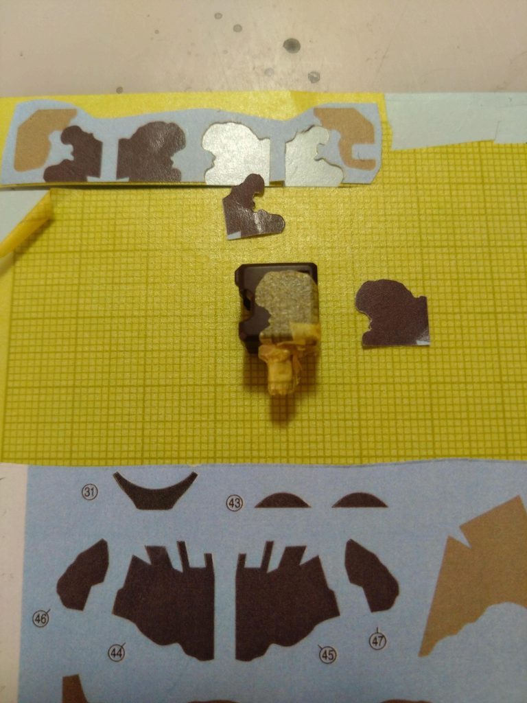 この濃いブラウンの色はサフェーサーのマホガニー色そのままです。説明しづらいのですが、このサフェーサーの色をそのままいかして、マスキングして塗装すると意外とイケます。細かい部分は質問していただければ、お答えします。最後までご覧いただきありがとうございます😊