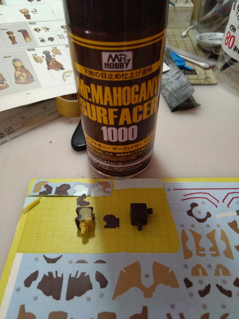 クレオスサフェーサーを吹き付けて、水転写シールをカラーコピーしまして、タミヤのマスキングシートにシールのカラーコピーを貼り付けます。ダイソーで売ってるスプレーのりが便利です。カラーコピーにスプレーのりを吹き付けて、それをマスキングシートに貼ります。貼っても剥がせるので、便利です