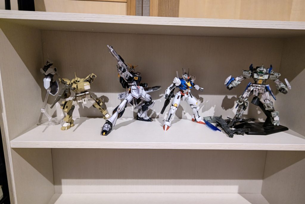 ガンスタ初めてやっと完成品が少しずつ出来てきたかな。その前に本棚を完成。別にこのために買ったわけじゃないけど、本を並べる前にガンプラに占拠されてしまった。