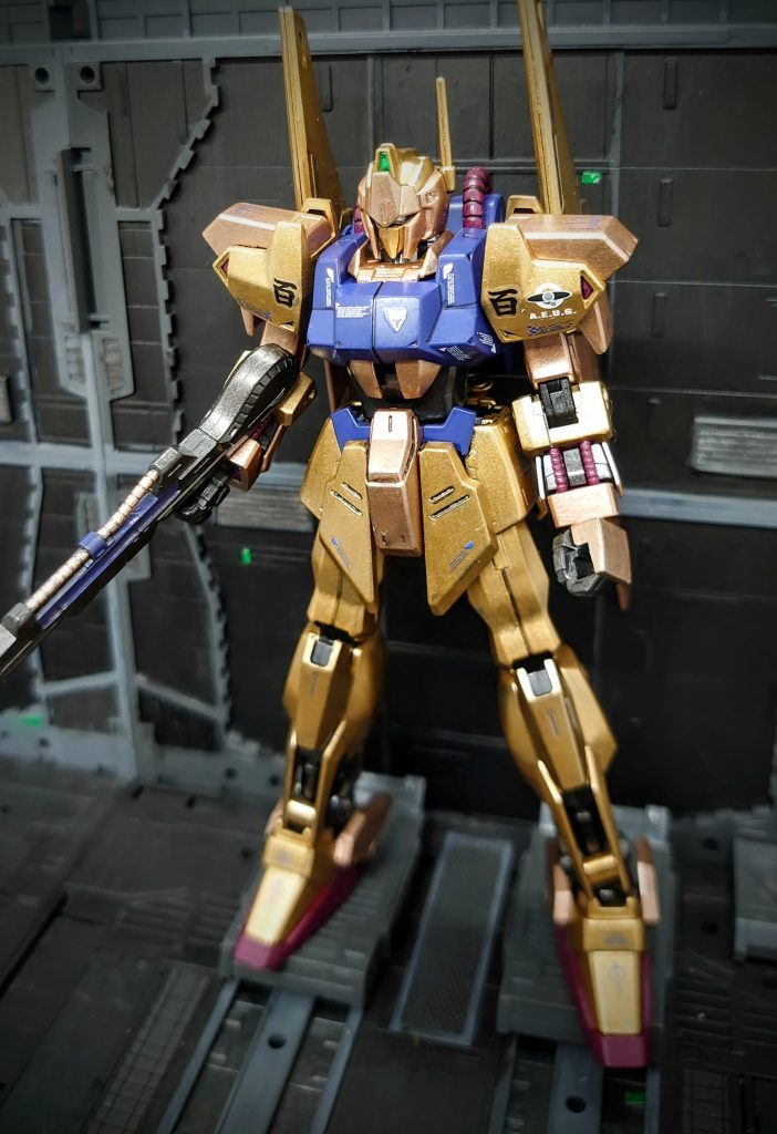 ゴールド部分は、水性のブラックサフを筆塗り、同じく水性ホビーカラーを4回の重ね塗りしました。明るく見えるのは、ゴールド、暗めなのはカッパーで塗ってみました。