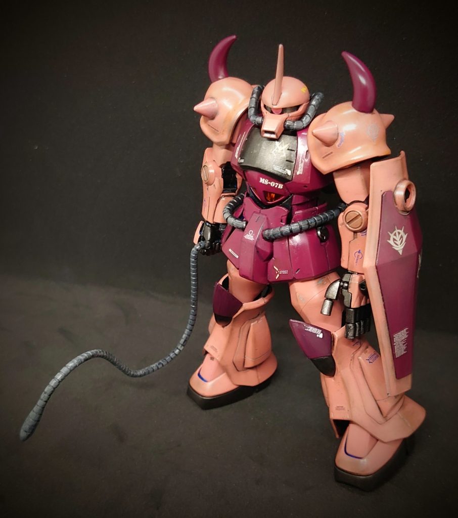 このキット、顔の余剰パーツで「顔だけグフカス」っぽくなりますまた、左手もノーマルがついてくるのでバルカンから差し替え可能です造形はすごく好みです！