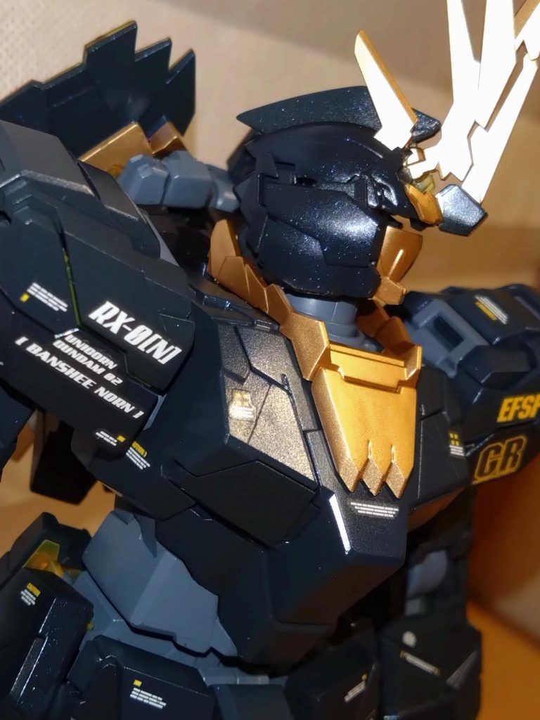 写真ではなかなか上手に撮れない。光源の問題かな。実物はスペシャルコーティングのキットのような色なんですけどね。このキットは、アンテナの正面部分の濃紺パーツがシールによる色分けになっています。めっちゃ目立つところがシールなのは残念