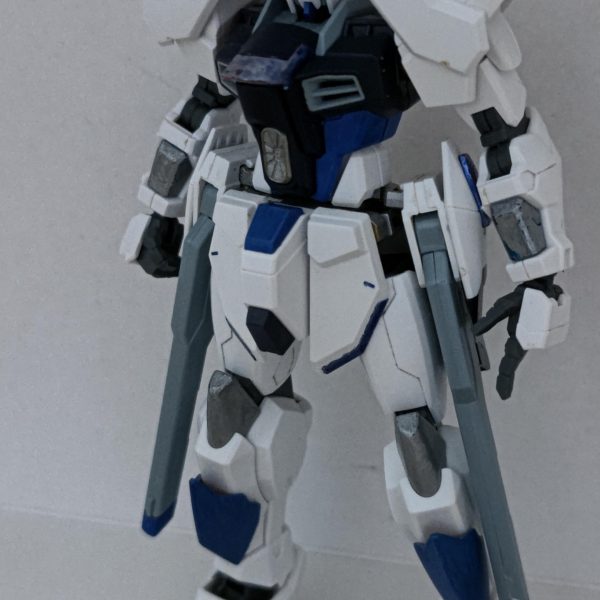 はじめまして!Ruaといいます!時間ができたのでガンスタ始めてみました!画像は現在制作中のオリジナルガンプラ。武器はFate/Grand Orderのキャラが持っている武器をモチーフに制作。機体のイメージはビルド系の世界で自分が乗る近接遠距離両用タイプ。近接が強いトライバーニングと遠距離が得意なストフリをミキシングしてみました!まだちょっとインパクトが足りてないなーって感じてるので皆さんの意見を聞きたいです! （3枚目）